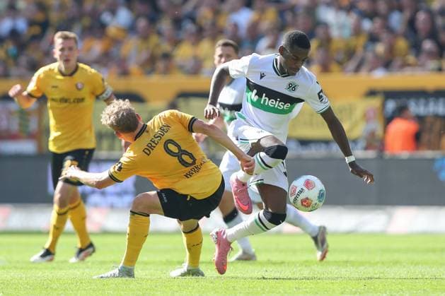 21 09 2025, xtgx, Fußball 2 Bundesliga Dynamo Dresden Hannover 96 emspor, v l Luca Hermann Dresden, 8 , William Kokolo Hannover, 19 Zweikampf, Duell, Kampf, tackle DFL DFB REGULATIONS PROHIBIT ANY USE OF PHOTOGRAPHS as IMAGE SEQUENCES and or QUASI VIDEO Dresden