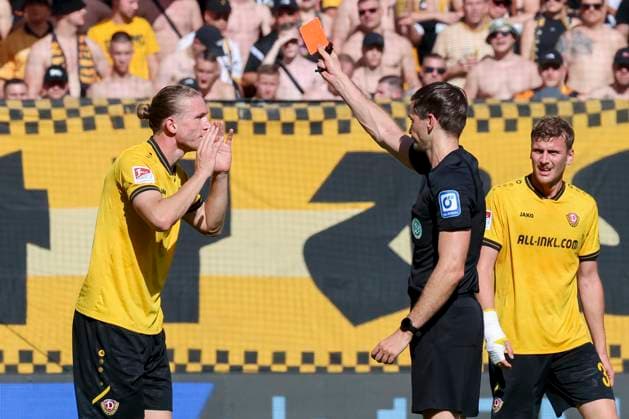 Vinko Sapina (Dynamo Dresden) sieht von Schiedsrichter Dr. Max Burda die Rote Karte, 2. Bundesliga, Dynamo Dresden v Hannover 96, Rudolf-Harbig-Stadion am 21. September 2025 in Dresden, Deutschland. (Foto von Marco Steinbrenner DeFodi Images) Vinko Sapina (Dynamo Dresden) is shown the red card by referee Dr Max Burda, 2. Bundesliga, Dynamo Dresden v Hannover 96, Rudolf-Harbig-Stadion, September 21, 2025 in Dresden, Germany. (Photo by Marco Steinbrenner DeFodi Images) Vinko Sapina Dynamo Dresden sees the red card by referee Dr Max Burda, 2 Bundesliga, Dynamo Dresden v Hannover 96, Rudolf Harbig Stadion on September 21, 2025 in Dresden, Germany Photo by Marco Steinbrenner DeFodi Images Vinko Sapina Dynamo Dresden is shown the red card by referee Dr Max Burda, 2 Bundesliga, Dynamo Dresden v Hannover 96, Rudolf Harbig Stadion, September 21, 2025 in Dresden, Germany Photo by Marco Steinbrenner DeFodi Images