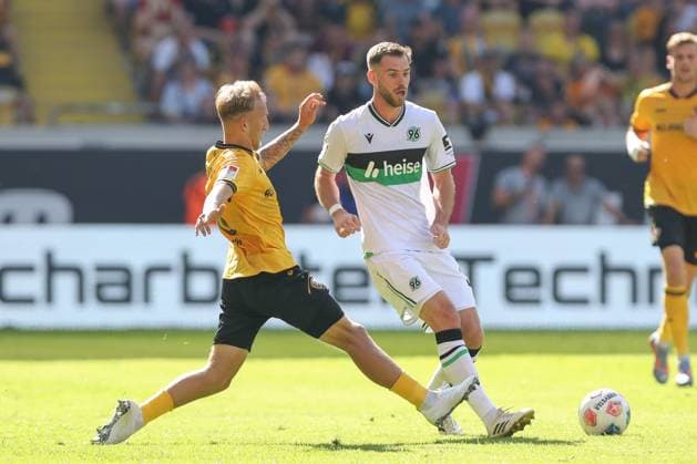 21 09 2025, xtgx, Fußball 2 Bundesliga Dynamo Dresden Hannover 96 emspor, v l Luca Hermann Dresden, 8 , Maurice Neubauer Hannover, 33 Zweikampf, Duell, Kampf, tackle DFL DFB REGULATIONS PROHIBIT ANY USE OF PHOTOGRAPHS as IMAGE SEQUENCES and or QUASI VIDEO Dresden