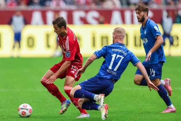 Soccer 2 Bundesliga 6 Matchday Fortuna Düsseldorf SV Darmstadt 98 on 21 09 2025 at Merkur Spiel Arena in Düsseldorf Tim Oberdorf Düsseldorf , left Kai Klefisch Darmstadt , right DFL regulations prohibit any use of photographs as image sequences and or quasi video xJRx