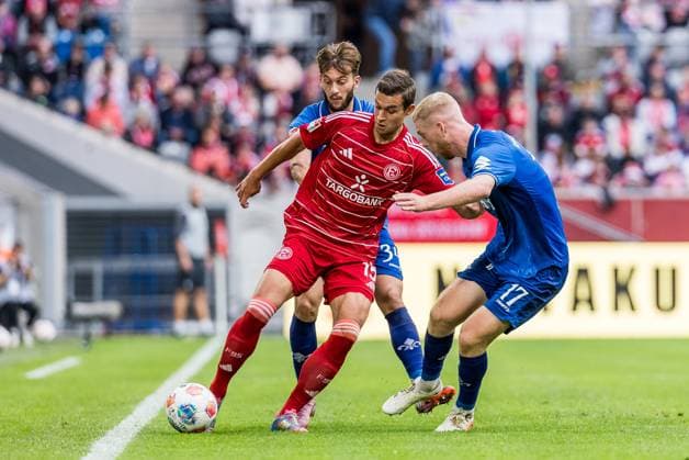 2 Soccer Bundesliga Fortuna Düsseldorf 1895 SV Darmstadt 98 21 09 2025 duel Killian Julian Corredor SV Darmstadt 98, 34 , Tim Oberdorf Fortuna Düsseldorf, 15 , Kai Klefisch SV Darmstadt 98, 17 2 Soccer Bundesliga, Fortuna Düsseldorf 1895 SV Darmstadt 98 Düsseldorf, Merkur Spiel Arena am 21 09 2025 DFL REGULATIONS PROHIBIT ANY USE OF PHOTOGRAPHS AS IMAGE SEQUENCES AND OR QUASI VIDEO Copyright: xBEAUTIFULxSPORTS Wunderlx