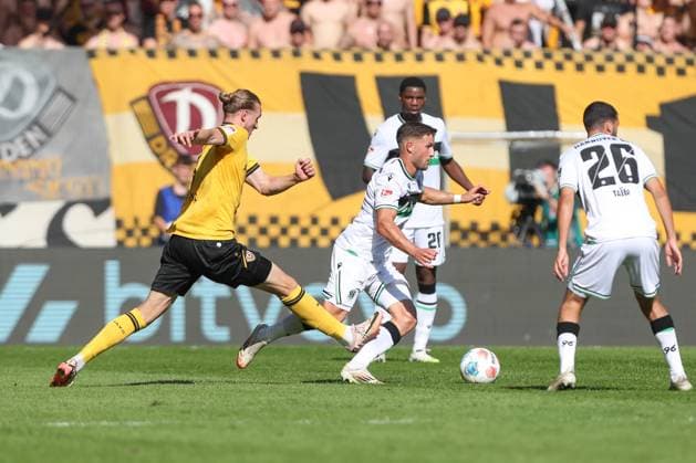 21 09 2025, xtgx, Fußball 2 Bundesliga Dynamo Dresden Hannover 96 emspor, v l Vinko Sapina Dresden, 5 , Benedikt Pichler Hannover, 11 Zweikampf, Duell, Kampf, tackle DFL DFB REGULATIONS PROHIBIT ANY USE OF PHOTOGRAPHS as IMAGE SEQUENCES and or QUASI VIDEO Dresden