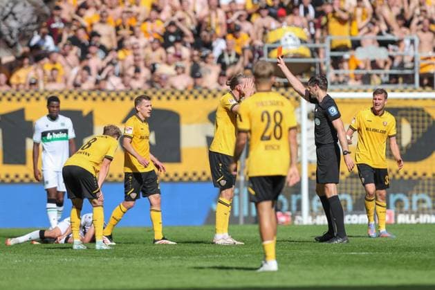 21 09 2025, xtgx, Soccer 2 Bundesliga Dynamo Dresden Hannover 96 emspor, v l Red Card, sending off Vinko Sapina Dresden, 5 DFL DFB REGULATIONS PROHIBIT ANY USE OF PHOTOGRAPHS as IMAGE SEQUENCES and or QUASI VIDEO Dresden