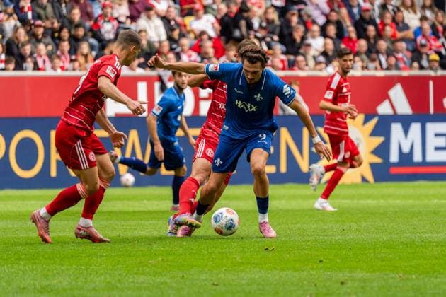 Match scene, duel, ball action, action, v l Zan Celar Fortuna Duesseldorf, 09 , Tim Oberdorf Fortuna Duesseldorf, 15 , Fraser Hornby SV Darmstadt 98, 09 , GER, Fortuna Duesseldorf vs SV Darmstadt 98, Soccer, 2 Bundesliga, Matchday 6, Season 2025 2026, 21 09 2025, DFL REGULATES PROHIBIT ANY USE OF PHOTOGRAPHS AS IMAGE SEQUENCES AND OR QUASI VIDEO, GER, Fortuna Duesseldorf vs SV Darmstadt 98, Football, 2 Bundesliga, Matchday 6, Season 2025 2026, 21 09 2025 Duesseldorf Copyright: xEibner-Pressefoto Jan-NiclasxGrox EP_JGG