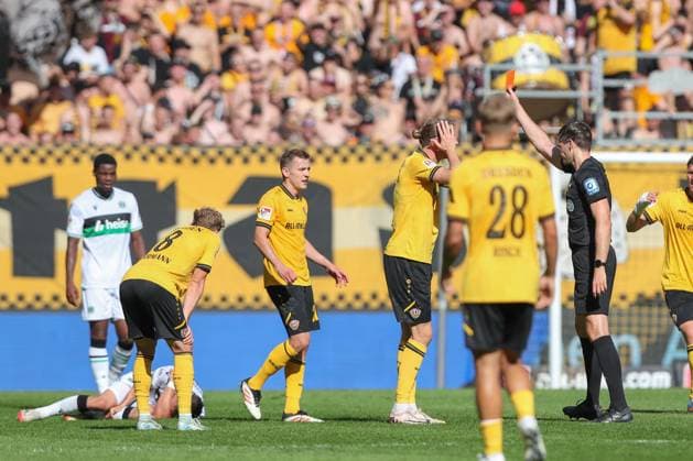 21 09 2025, xtgx, Soccer 2 Bundesliga Dynamo Dresden Hannover 96 emspor, v l Red Card, sending off Vinko Sapina Dresden, 5 DFL DFB REGULATIONS PROHIBIT ANY USE OF PHOTOGRAPHS as IMAGE SEQUENCES and or QUASI VIDEO Dresden