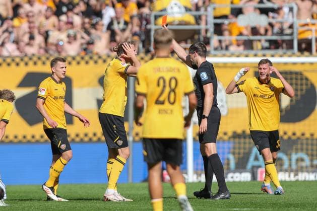 21 09 2025, xtgx, Soccer 2 Bundesliga Dynamo Dresden Hannover 96 emspor, v l Red Card, sending off Vinko Sapina Dresden, 5 DFL DFB REGULATIONS PROHIBIT ANY USE OF PHOTOGRAPHS as IMAGE SEQUENCES and or QUASI VIDEO Dresden