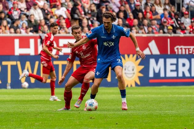 Match scene, duel, ball action, action, f l Tim Oberdorf Fortuna Duesseldorf, 15 , Fraser Hornby SV Darmstadt 98, 09 , GER, Fortuna Duesseldorf vs SV Darmstadt 98, Football, 2 Bundesliga, Matchday 6, Season 2025 2026, 21 09 2025, DFL REGULATES PROHIBIT ANY USE OF PHOTOGRAPHS AS IMAGE SEQUENCES AND OR QUASI VIDEO, GER, Fortuna Duesseldorf vs SV Darmstadt 98, Football, 2 Bundesliga, Matchday 6, Season 2025 2026, 21 09 2025 Duesseldorf Copyright: xEibner-Pressefoto Jan-NiclasxGrox EP_JGG