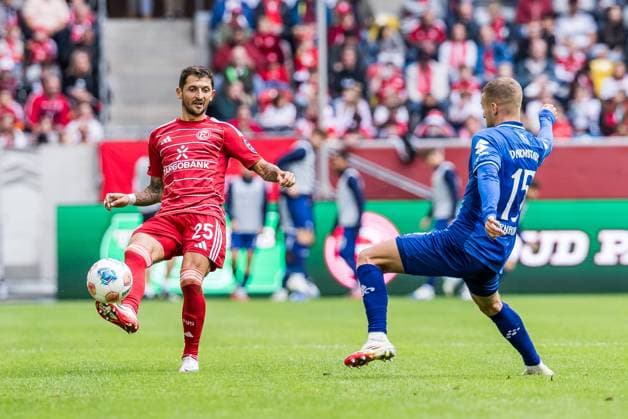 2 Soccer Bundesliga Fortuna Düsseldorf 1895 SV Darmstadt 98 21 09 2025 duel Matthias Zimmermann Fortuna Düsseldorf, 25 , Fabian Nürnberger SV Darmstadt 98, 15 2 Soccer Bundesliga, Fortuna Düsseldorf 1895 SV Darmstadt 98 Düsseldorf, Merkur Spiel Arena on 21 09 2025 DFL REGULATIONS PROHIBIT ANY USE OF PHOTOGRAPHS AS IMAGE SEQUENCES AND OR QUASI VIDEO Copyright: xBEAUTIFULxSPORTS Wunderlx