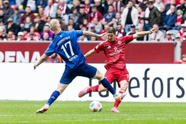 2 Soccer Bundesliga Fortuna Düsseldorf 1895 SV Darmstadt 98 21 09 2025 duel Kai Klefisch SV Darmstadt 98, 17 , Cedric Itten Fortuna Düsseldorf, 13 2 Soccer Bundesliga, Fortuna Düsseldorf 1895 SV Darmstadt 98 Düsseldorf, Merkur Spiel Arena on 21 09 2025 DFL REGULATIONS PROHIBIT ANY USE OF PHOTOGRAPHS AS IMAGE SEQUENCES AND OR QUASI VIDEO Copyright: xBEAUTIFULxSPORTS Wunderlx