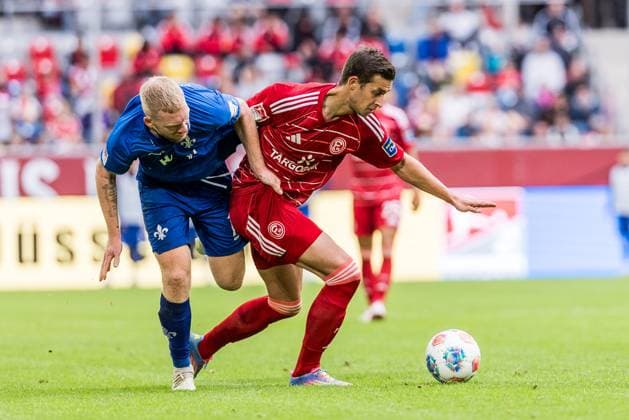 2 Soccer Bundesliga Fortuna Düsseldorf 1895 SV Darmstadt 98 21 09 2025 duel Kai Klefisch SV Darmstadt 98, 17 , Tim Oberdorf Fortuna Düsseldorf, 15 2 Soccer Bundesliga, Fortuna Düsseldorf 1895 SV Darmstadt 98 Düsseldorf, Merkur Spiel Arena on 21 09 2025 DFL REGULATIONS PROHIBIT ANY USE OF PHOTOGRAPHS AS IMAGE SEQUENCES AND OR QUASI VIDEO Copyright: xBEAUTIFULxSPORTS Wunderlx