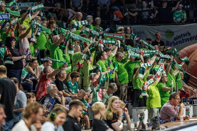Berlin, 21 09 25, Handball Bundesliga, Fuechse Berlin MT Melsungen, Matchday 5, Max Schmeling Halle Füchse fans cheer on their team Fuechse Berlin MT Melsungen