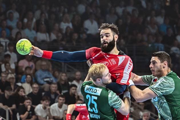 21 09 2025, xlakx, Handball Daikin HBL, Fuechse Berlin MT Melsungen f l Matthes Langhoff Fuechse Berlin , Ruben Marchan MT Melsungen , Mijajlo Marsenic Fuechse Berlin duel, duel, fight, tackle Berlin Daniel Lakomski