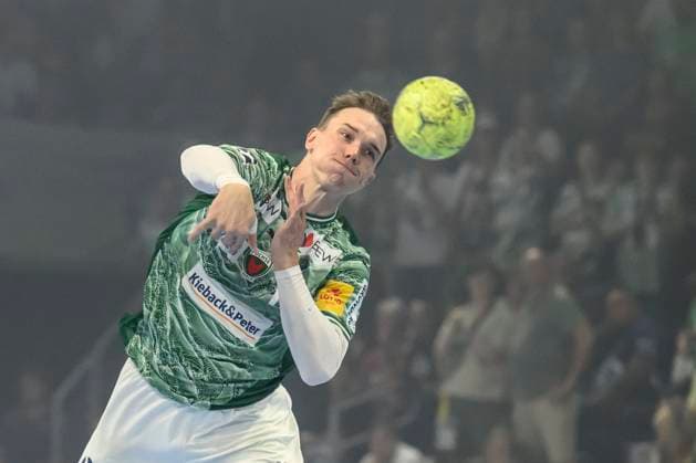 in the picture from left Lasse Andersson Fuechse Berlin , scores the 1 0, GER, Berlin, Handball, Fuechse Berlin vs MT Melsungen, DAIKIN Handball Bundesliga, in der Max Schmeling Halle, 21 09 2025, Copyright: HMBxMedia UwexKoch