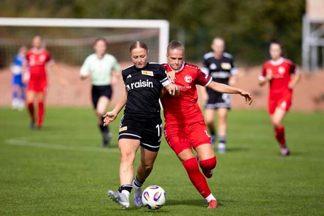 Regionalliga Nordost Frauen 1 FFV Erfurt vs 1 FC Union Berlin II 21 09 2025 Elisabeth Steiner 11 1 FC Union Berlin II vs Neele Gast 11 1 FFV Erfurt Regionalliga Nordost Frauen 1 FFV Erfurt vs 1 FC Union Berlin II Sportforum Johannesplatz Erfurt 21 09 2025 Copyright: xBEAUTIFULxSPORTS Duehringx