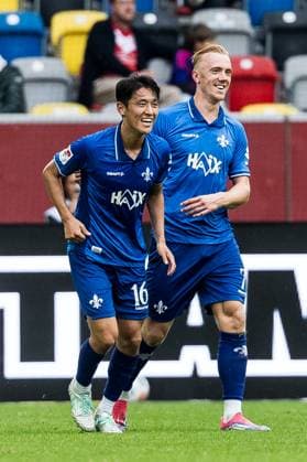 2 Soccer Bundesliga Fortuna Düsseldorf 1895 SV Darmstadt 98 21 09 2025 Cheering after the 0 1 by Hiroki Akiyama SV Darmstadt 98, 16 , Goal, Goal celebration 2 Soccer Bundesliga, Fortuna Düsseldorf 1895 SV Darmstadt 98 Düsseldorf, Merkur Spiel Arena on 21 09 2025 DFL REGULATIONS PROHIBIT ANY USE OF PHOTOGRAPHS AS IMAGE SEQUENCES AND OR QUASI VIDEO Copyright: xBEAUTIFULxSPORTS Wunderlx