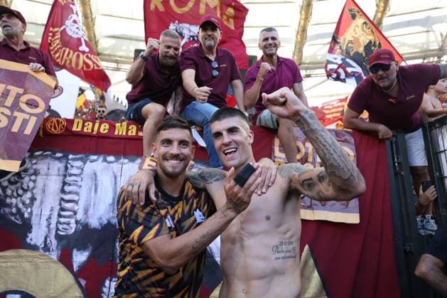 Roma™s Lorenzo Pellegrini, Roma™s Gianluca Mancini during the Serie A soccer match between Lazio and Roma at the Olympic Stadium in Rome, southern italy - Sunday, September 21 , 2025. - Soccer .  Copyright: xAlessandroxGarofalo LaPressex
