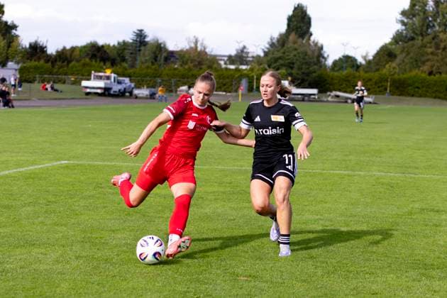 Regionalliga Nordost Frauen 1 FFV Erfurt vs 1 FC Union Berlin II 21 09 2025 Neele Gast 11 1 FFV Erfurt vs Elisabeth Steiner 11 1 FC Union Berlin II Regionalliga Nordost Frauen 1 FFV Erfurt vs 1 FC Union Berlin II Sportforum Johannesplatz Erfurt 21 09 2025 Copyright: xBEAUTIFULxSPORTS Duehringx