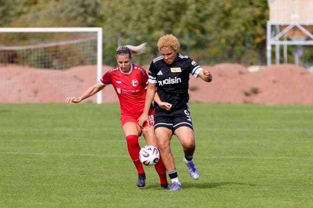 Regionalliga Nordost Frauen 1 FFV Erfurt vs 1 FC Union Berlin II 21 09 2025 Mandy Uhl 18 1 FFV Erfurt vs Carla Jenete Okoro 9 1 FC Union Berlin II Regionalliga Nordost Frauen 1 FFV Erfurt vs 1 FC Union Berlin II Sportforum Johannesplatz Erfurt 21 09 2025 Copyright: xBEAUTIFULxSPORTS Duehringx