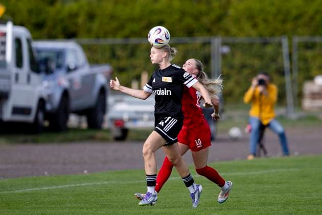 Regionalliga Nordost Frauen 1 FFV Erfurt vs 1 FC Union Berlin II 21 09 2025 Lucia Schwoche 21 1 FC Union Berlin II vs Maja Felicitas Bauerschmidt 10 1 FFV Erfurt Regionalliga Nordost Frauen 1 FFV Erfurt vs 1 FC Union Berlin II Sportforum Johannesplatz Erfurt 21 09 2025 Copyright: xBEAUTIFULxSPORTS Duehringx