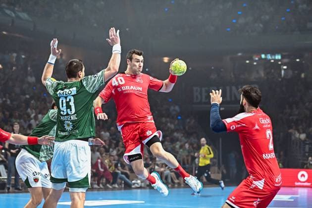 21 09 2025, xlakx, Handball Daikin HBL, Fuechse Berlin MT Melsungen f l Mijajlo Marsenic Fuechse Berlin , Villaplana MT Melsungen , Ruben Marchan MT Melsungen goes for a jump shot Berlin Daniel Lakomski