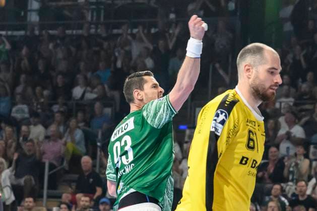 in the picture from l Mijajlo Marsenic Fuechse Berlin , celebrates his goal, goal, Laszlo Bartucz MT Melsungen , GER, Berlin, Handball, Fuechse Berlin vs MT Melsungen, DAIKIN Handball Bundesliga, in the Max Schmeling Halle, 21 09 2025, Copyright: HMBxMedia UwexKoch