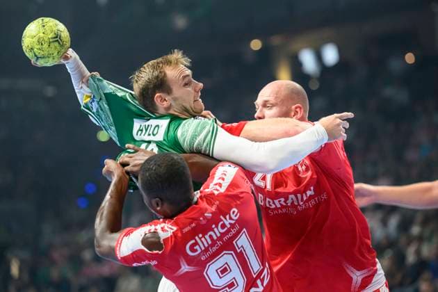 in the picture from l Mathias Gidsel Fuechse Berlin , Sadou Ntanzi MT Melsungen , Arnar Freyr Arnarsson MT Melsungen , duel, action, fight, fights for the ball, GER, Berlin, Handball, Fuechse Berlin vs MT Melsungen, DAIKIN Handball Bundesliga, in the Max Schmeling Halle, 21 09 2025, Copyright: HMBxMedia UwexKoch