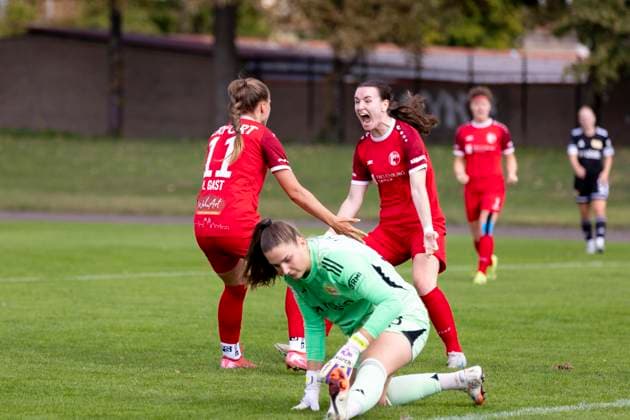Regionalliga Nordost Frauen 1 FFV Erfurt vs 1 FC Union Berlin II 21 09 2025 Cheers, Neele Gast 11 1 FFV Erfurt and Lea Schrenk 19 1 FFV Erfurt vs Nadine Katja Böhi 28 1 FC Union Berlin II Regionalliga Nordost Frauen 1 FFV Erfurt vs 1 FC Union Berlin II Sportforum Johannesplatz Erfurt 21 09 2025 Copyright: xBEAUTIFULxSPORTS Duehringx