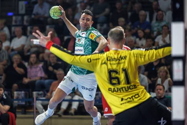 Berlin, 21 09 2025, Handball Bundesliga, Fuechse Berlin MT Melsungen, Matchday 5, Max Schmeling Halle Aitor Arino Fuechse Berlin throws the ball at the goal of goalkeeper Laszlo Bartucz r, MT Melsungen Fuechse Berlin MT Melsungen