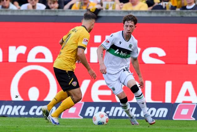 Jakob Lemmer (Dynamo Dresden) und Jannik Rochelt (Hannover 96) kaempfen um den Ball, 2. Bundesliga, Dynamo Dresden v Hannover 96, Rudolf-Harbig-Stadion am 21. September 2025 in Dresden, Deutschland. (Foto von Marco Steinbrenner DeFodi Images) Jakob Lemmer (Dynamo Dresden) und Jannik Rochelt (Hannover 96) battle for the ball, 2. Bundesliga, Dynamo Dresden v Hannover 96, Rudolf-Harbig-Stadion, September 21, 2025 in Dresden, Germany. (Photo by Marco Steinbrenner DeFodi Images) Jakob Lemmer Dynamo Dresden and Jannik Rochelt Hannover 96 battle for the ball, 2 Bundesliga, Dynamo Dresden v Hannover 96, Rudolf Harbig Stadion, September 21, 2025 in Dresden, Germany Photo by Marco Steinbrenner DeFodi Images Jakob Lemmer Dynamo Dresden and Jannik Rochelt Hannover 96 battle for the ball, 2 Bundesliga, Dynamo Dresden v Hannover 96, Rudolf Harbig Stadion, September 21, 2025 in Dresden, Germany Photo by Marco Steinbrenner DeFodi Images