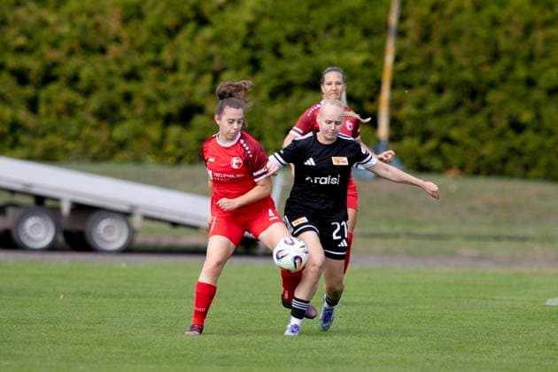 Regionalliga Nordost Frauen 1 FFV Erfurt vs 1 FC Union Berlin II 21 09 2025 Jasmin Sautter 4 1 FFV Erfurt vs Lucia Schwoche 21 1 FC Union Berlin II Regionalliga Nordost Frauen 1 FFV Erfurt vs 1 FC Union Berlin II Sportforum Johannesplatz Erfurt 21 09 2025 Copyright: xBEAUTIFULxSPORTS Duehringx
