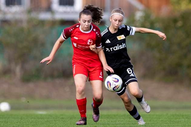 Regionalliga Nordost Frauen 1 FFV Erfurt vs 1 FC Union Berlin II 21 09 2025 Jasmin Sautter 4 1 FFV Erfurt vs Leona Seifert 6 1 FC Union Berlin II Regionalliga Nordost Frauen 1 FFV Erfurt vs 1 FC Union Berlin II Sportforum Johannesplatz Erfurt 21 09 2025 Copyright: xBEAUTIFULxSPORTS Duehringx