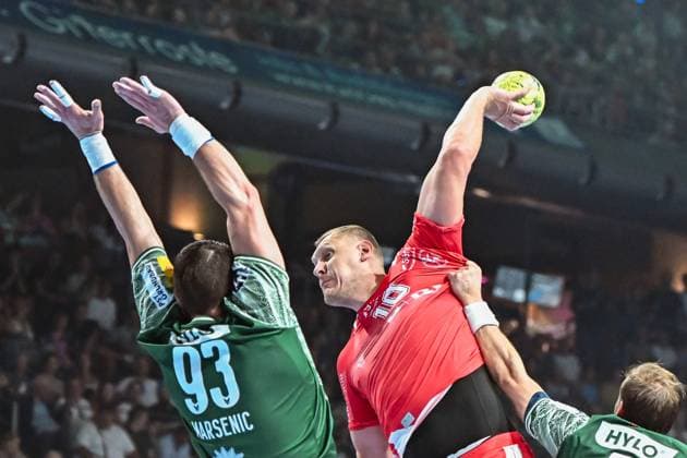 21 09 2025, xlakx, Handball Daikin HBL, Fuechse Berlin MT Melsungen v l Mijajlo Marsenic Fuechse Berlin , Dainis Kristopans MT Melsungen goes for the jump shot Berlin Daniel Lakomski