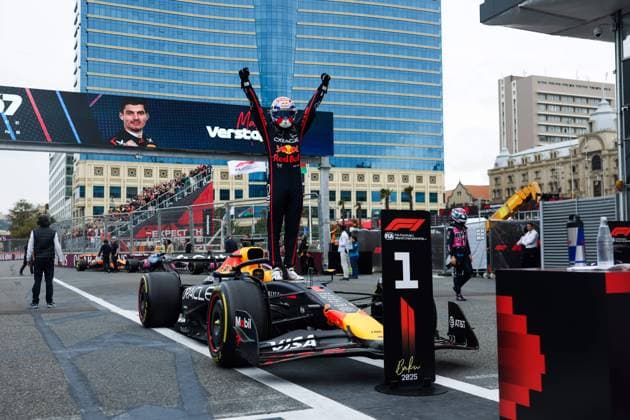 F1 - AZERBAIJAN GRAND PRIX 2025 VERSTAPPEN Max (ned), Red Bull Racing RB21, portrait celebration during the 2025 Formula 1 Qatar Airways Azerbaijan Grand Prix, 17th round of the 2025 FIA Formula One World Championship, WM, Weltmeisterschaft from September 19 to 21, 2025 on the Baku City Circuit, in Baku, Azerbaijan -  Copyright: xEricxAlonsox