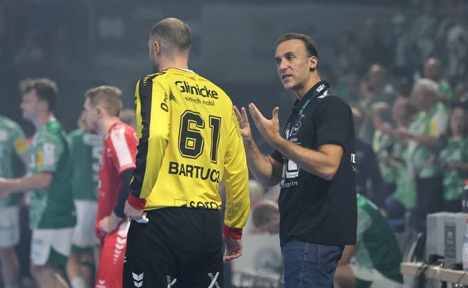 Coach Roberto Garcia Parrondo talks to goalkeeper Laszlo Bartucz Sport Handball HBL Bundesliga Men 5 Matchday Season 2025 2026 21 09 2025 Füchse Berlin vs MT Melsungen