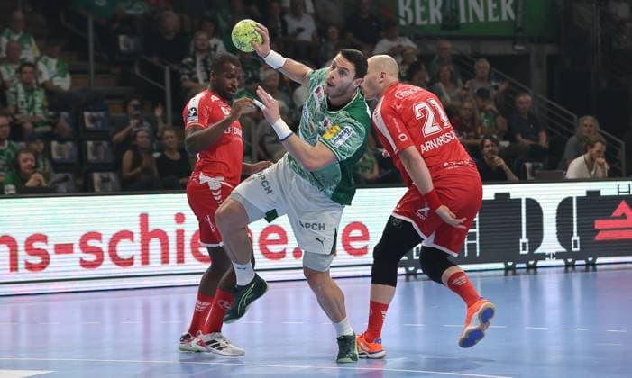 Sadou Ntanzi, Mijajlo Marsenic scores a goal, Arnar Freyr Arnarsson duel Game scene Action Sport Handball HBL Bundesliga Men 5 Matchday Season 2025 2026 21 09 2025 Füchse Berlin vs MT Melsungen