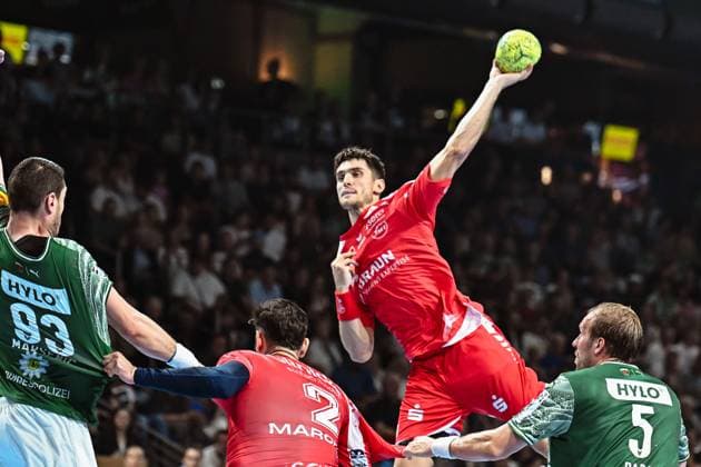 21 09 2025, xlakx, Handball Daikin HBL, Fuechse Berlin MT Melsungen v l Nikolaj Enderleit MT Melsungen goes for the jump shot Berlin Daniel Lakomski