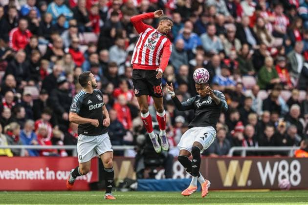 Premier League Sunderland v Aston Villa Wilson Isidor of Sunderland jumps up to win the high ball during the Premier League match Sunderland vs Aston Villa at Stadium Of Light, Sunderland, United Kingdom, 20th September 2025 (Photo by Alfie Cosgrove News Images) Sunderland Stadium Of Light Tyne and Wear United Kingdom Copyright: xAlfiexCosgrove NewsxImagesx