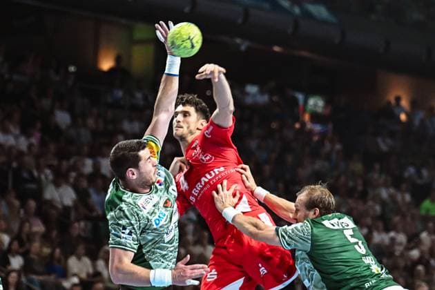 21 09 2025, xlakx, Handball Daikin HBL, Fuechse Berlin MT Melsungen f l Mijajlo Marsenic Fuechse Berlin , Nikolaj Enderleit MT Melsungen , Max Darj Fuechse Berlin goes for a jump shot Berlin Daniel Lakomski