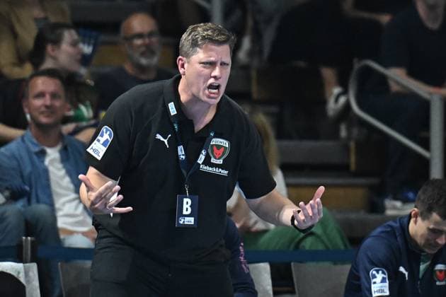 21 09 2025, xlakx, Handball Daikin HBL, Fuechse Berlin MT Melsungen v l Nicolej Krickau Fuechse Berlin coach gives instructions, gestures with arms, gesticulates, gives instructions Berlin Daniel Lakomski