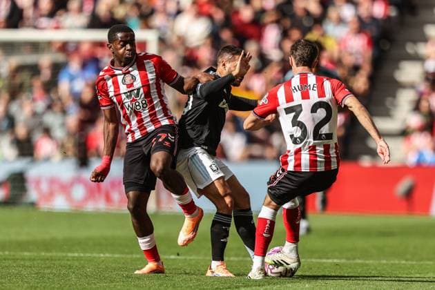 Premier League Sunderland v Aston Villa Emi Buendia of Aston Villa is tackled by Noah Sadiki of Sunderland and Trai Hume of Sunderland during the Premier League match Sunderland vs Aston Villa at Stadium Of Light, Sunderland, United Kingdom, 20th September 2025 (Photo by Alfie Cosgrove News Images) Sunderland Stadium Of Light Tyne and Wear United Kingdom Copyright: xAlfiexCosgrove NewsxImagesx