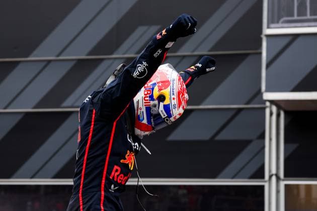 F1 - AZERBAIJAN GRAND PRIX 2025 VERSTAPPEN Max (ned), Red Bull Racing RB21, portrait celebration during the 2025 Formula 1 Qatar Airways Azerbaijan Grand Prix, 17th round of the 2025 FIA Formula One World Championship, WM, Weltmeisterschaft from September 19 to 21, 2025 on the Baku City Circuit, in Baku, Azerbaijan -  Copyright: xFLORENTxGOODENx