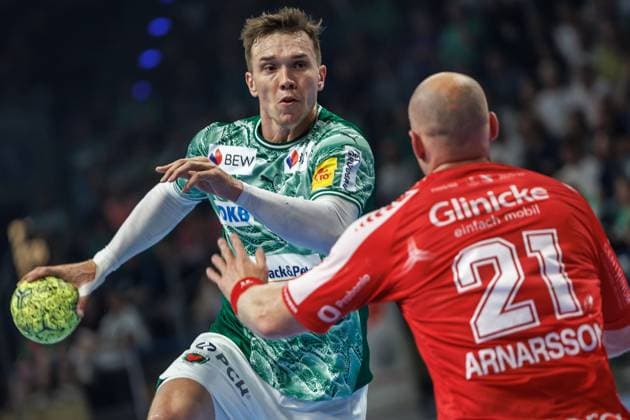 Berlin, 21 09 2025, Handball Bundesliga, Fuechse Berlin MT Melsungen, Matchday 5, Max Schmeling Halle Lasse Andersson Fuechse Berlin throws the ball on goal against Arnar Freyr Arnarsson r, MT Melsungen Fuechse Berlin MT Melsungen