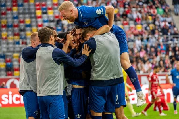 Cheers for the goal to 0 1 by Hiroki Akiyama SV Darmstadt 98, 16 , GER, Fortuna Duesseldorf vs SV Darmstadt 98, Football, 2 Bundesliga, Matchday 6, Season 2025 2026, 21 09 2025, DFL REGULATES PROHIBIT ANY USE OF PHOTOGRAPHS AS IMAGE SEQUENCES AND OR QUASI VIDEO, GER, Fortuna Duesseldorf vs SV Darmstadt 98, Football, 2 Bundesliga, Matchday 6, Season 2025 2026, 21 09 2025 Duesseldorf Copyright: xEibner-Pressefoto Jan-NiclasxGrox EP_JGG
