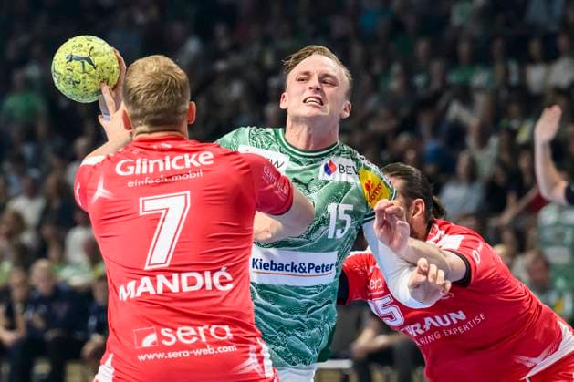 in the picture from l David Mandic MT Melsungen , Tobias Grondahl Fuechse Berlin , duel, action, fight, fights for the ball, GER, Berlin, handball, Fuechse Berlin vs MT Melsungen, DAIKIN Handball Bundesliga, in the Max Schmeling Halle, 21 09 2025, Copyright: HMBxMedia UwexKoch