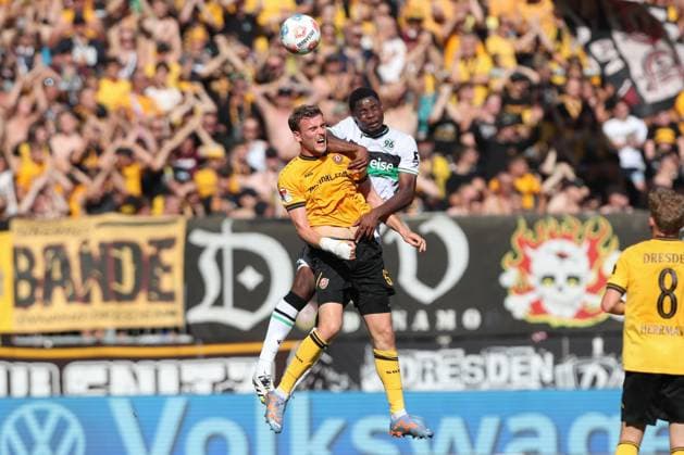 21 09 2025, xtgx, Soccer 2 Bundesliga, SG Dynamo Dresden Hannover 96 emspor, v l Christoph Daferner Dresden, 33 , Ime Okon Hannover Zweikampf, Duell, Kampf, tackle DFL DFB REGULATIONS PROHIBIT ANY USE OF PHOTOGRAPHS as IMAGE SEQUENCES and or QUASI VIDEO Dresden