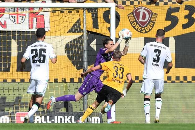 21 09 2025, xtgx, Soccer 2 Bundesliga, SG Dynamo Dresden Hannover 96 emspor, v l Nahuel Noll Hannover, 1 Parade, haelt den Ball, faengt den Ball, pariert DFL DFB REGULATIONS PROHIBIT ANY USE OF PHOTOGRAPHS as IMAGE SEQUENCES and or QUASI VIDEO Dresden