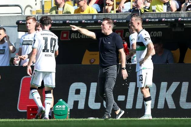 21 09 2025, xtgx, Fußball 2 Bundesliga, SG Dynamo Dresden Hannover 96 emspor, v l Christian Titz Hannover, Trainer gibt Anweisungen, gestikuliert mit den Armen, gesticulate, gives instructions DFL DFB REGULATIONS PROHIBIT ANY USE OF PHOTOGRAPHS as IMAGE SEQUENCES and or QUASI VIDEO Dresden
