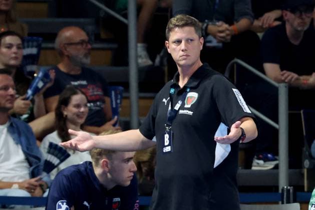 DEU, DHB, 1 HBL, Fuechse Berlin vs Melsungen, 21 09 2025, Max Schmeling Halle, Berlin, DEU, DHB, 1 HBL, Fuechse Berlin vs Melsungen, in the picture head coach Nicolej Krickau Fuechse Berlin , Fuechse players bench nordphotoxGmbHx xEngler nph00076