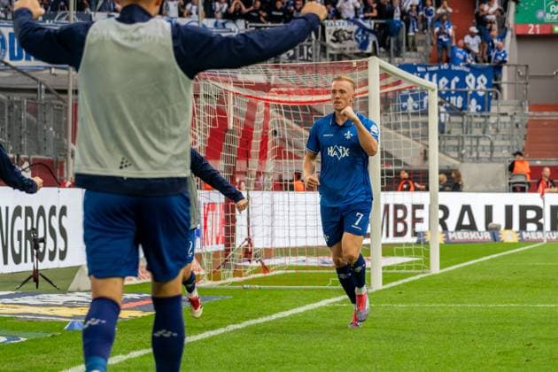 Cheering for the goal to 0 3 by Isac Lidberg SV Darmstadt 98, 07 , GER, Fortuna Duesseldorf vs SV Darmstadt 98, Football, 2 Bundesliga, Matchday 6, Season 2025 2026, 21 09 2025, DFL REGULATES PROHIBIT ANY USE OF PHOTOGRAPHS AS IMAGE SEQUENCES AND OR QUASI VIDEO, GER, Fortuna Duesseldorf vs SV Darmstadt 98, Football, 2 Bundesliga, Matchday 6, Season 2025 2026, 21 09 2025 Duesseldorf Copyright: xEibner-Pressefoto Jan-NiclasxGrox EP_JGG
