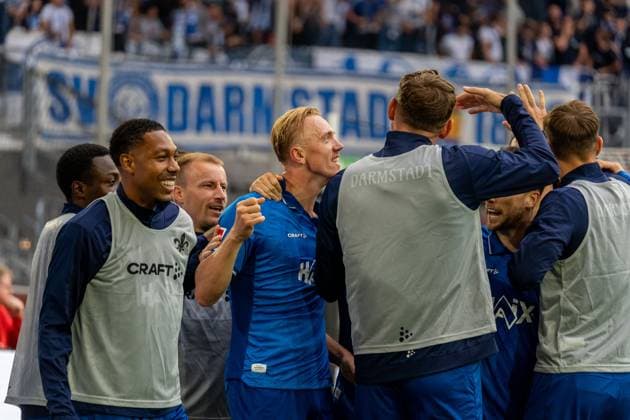 Cheering for the goal to 0 3 by Isac Lidberg SV Darmstadt 98, 07 , GER, Fortuna Duesseldorf vs SV Darmstadt 98, Football, 2 Bundesliga, Matchday 6, Season 2025 2026, 21 09 2025, DFL REGULATES PROHIBIT ANY USE OF PHOTOGRAPHS AS IMAGE SEQUENCES AND OR QUASI VIDEO, GER, Fortuna Duesseldorf vs SV Darmstadt 98, Football, 2 Bundesliga, Matchday 6, Season 2025 2026, 21 09 2025 Duesseldorf Copyright: xEibner-Pressefoto Jan-NiclasxGrox EP_JGG